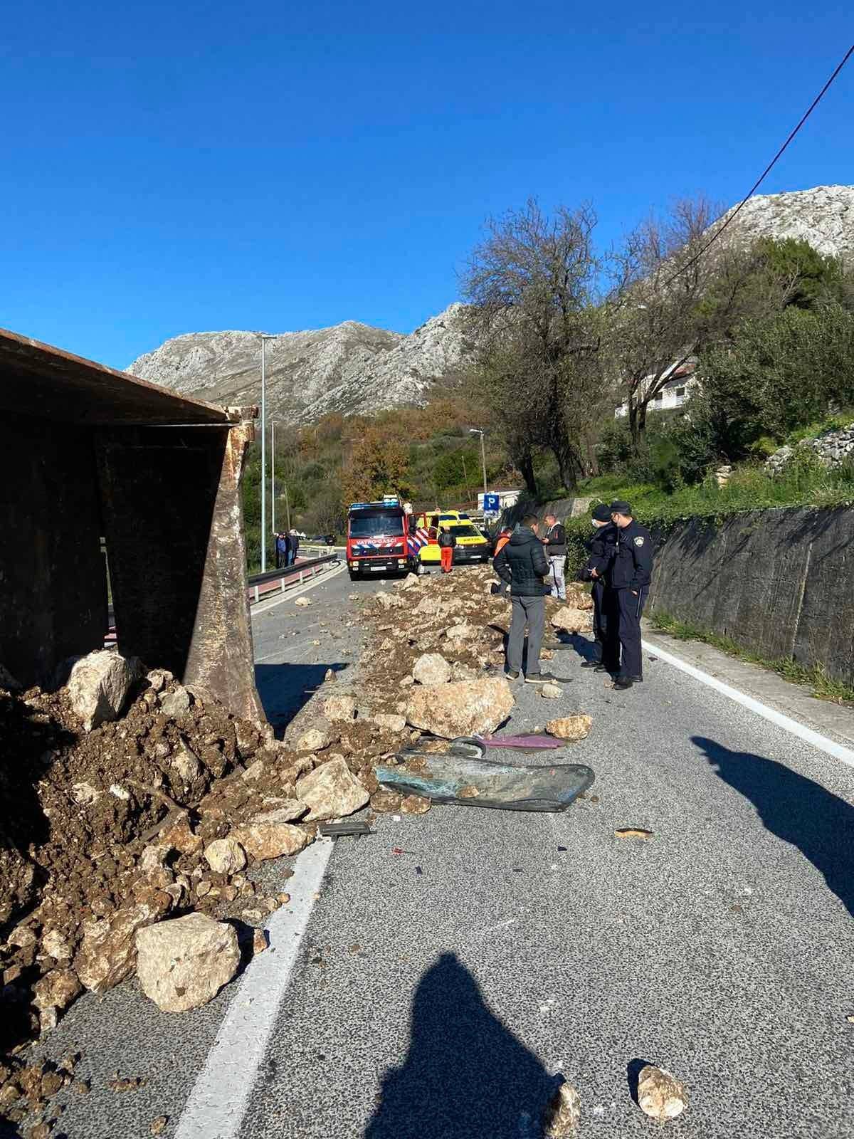 Kod Dubrovnika se prevrnuo kamion, morali zatvoriti cestu