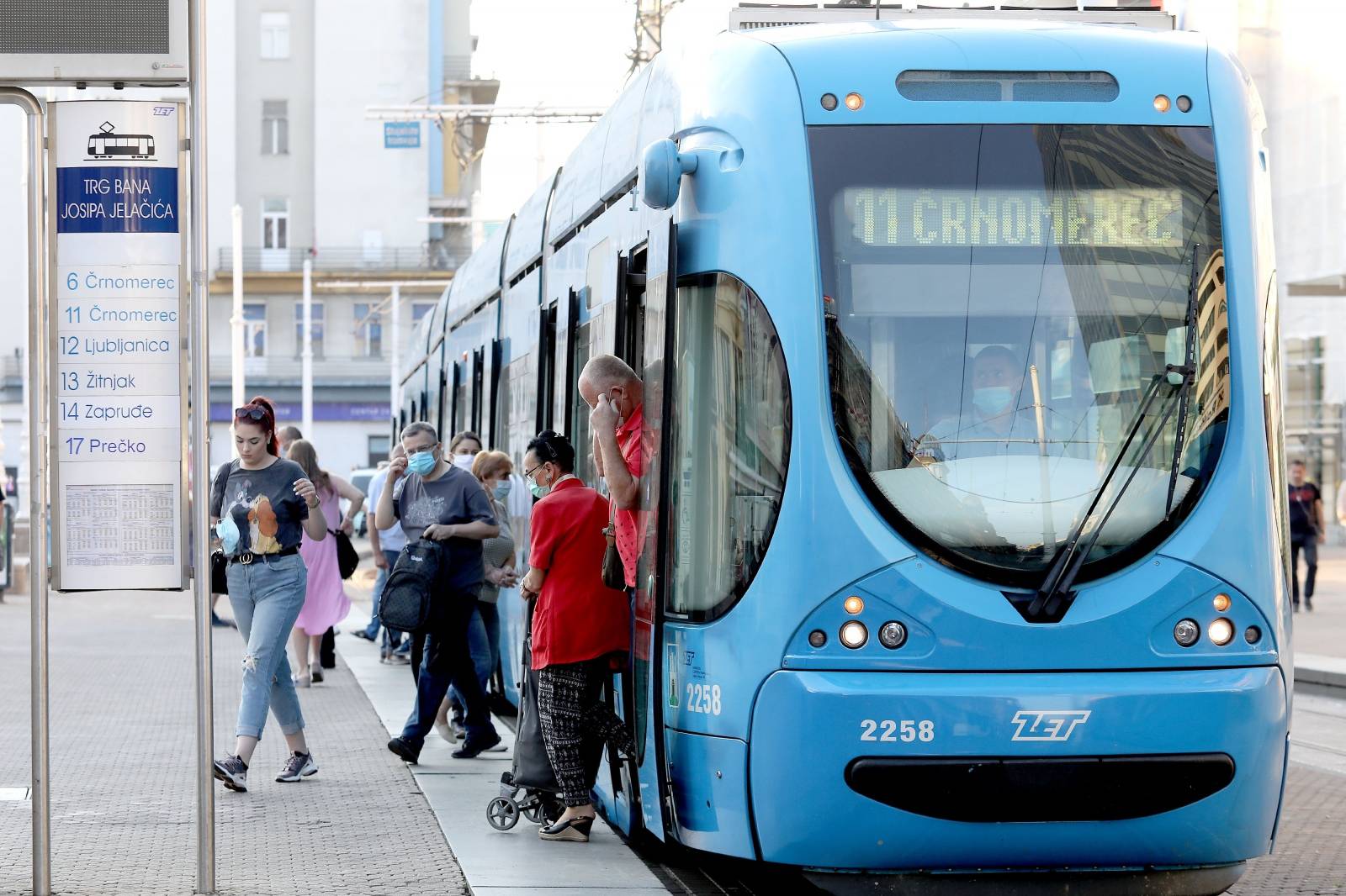 Zagreb: Prvi puta nakon prekida prometa zbog pandemije i potresa tramvaji voze centrom grada