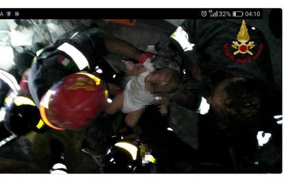 Nakon sedam sati prolomio se pljesak: Spasioci izvukli bebu