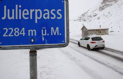 Gusti snijeg i nevrijeme su paralizirali promet u Europi