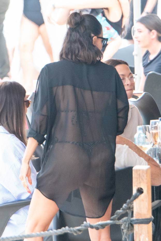 *PREMIUM-EXCLUSIVE* MUST CALL FOR PRICING BEFORE USAGE - Eva Longoria packs on the PDA with hubby Jose Baston in Marbella.