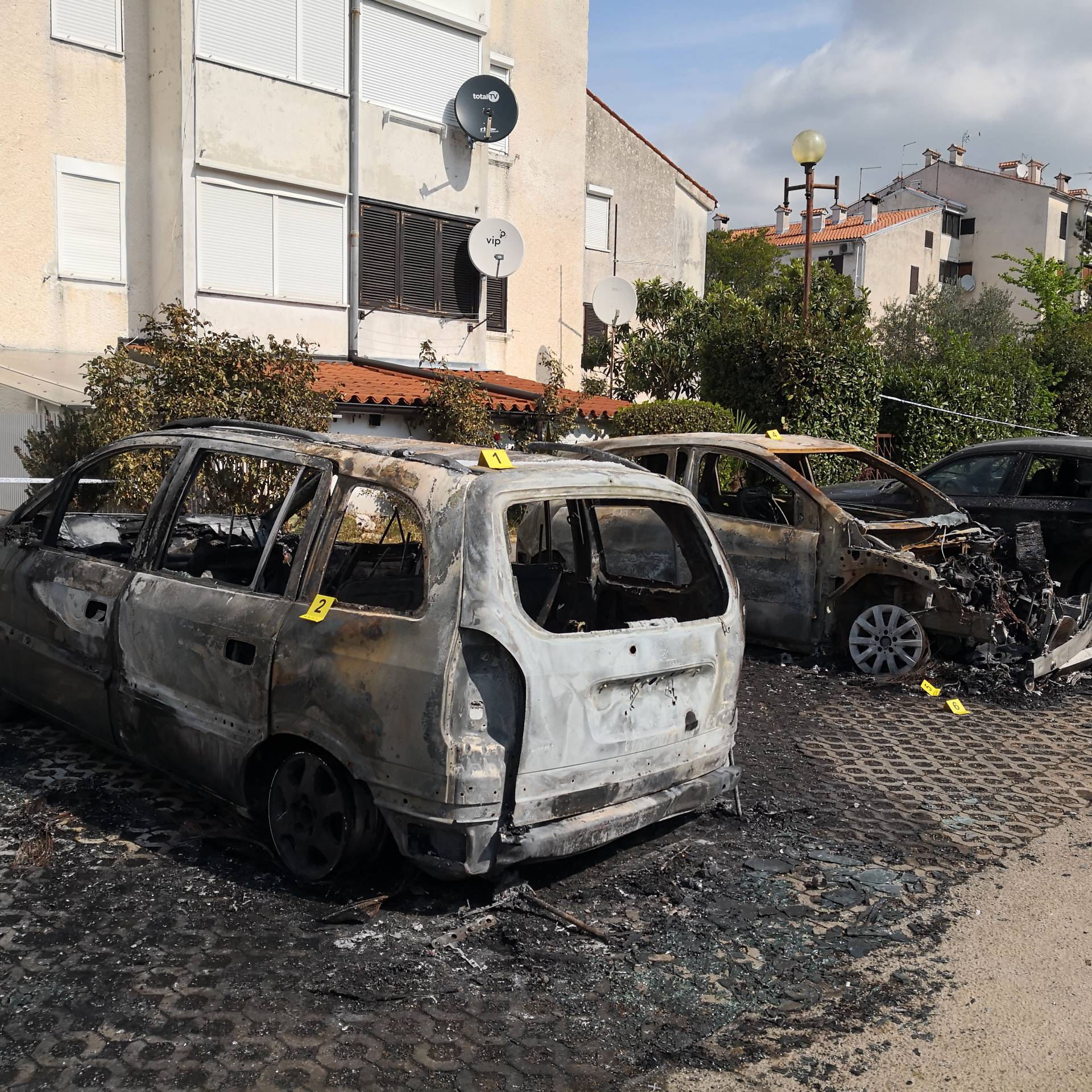 Izgorjeli BMW, Mercedes i Opel na parkiralištu nedaleko Poreča
