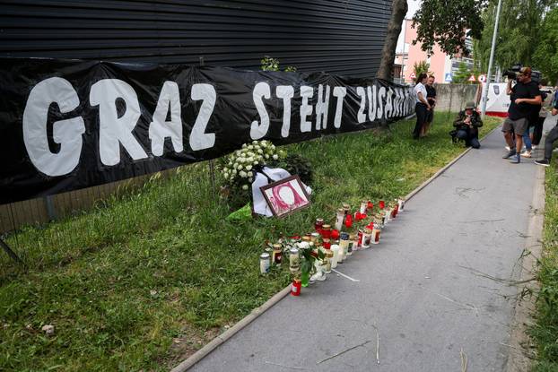 Graz: Dan nakon pokolja u školi brojni građani i učenici polažu cvijeće i pale svijeće za ubijene