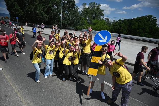 Zagreb: Maturanti preko Mosta slobode uputili se prema Bundeku