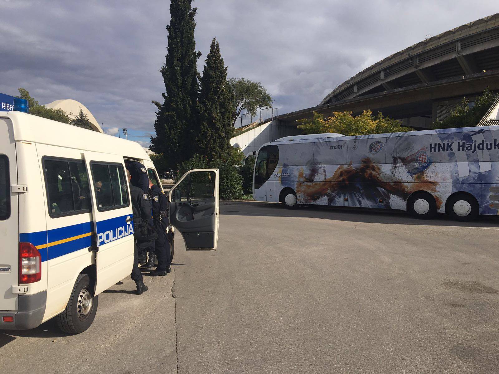 Napali Ohandzu! Huligani mu lupali na vrata, zvao je policiju