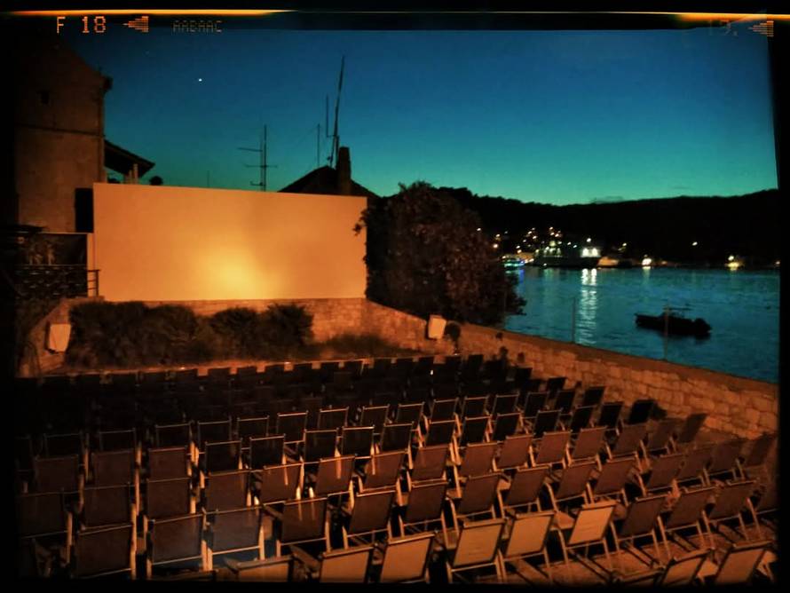 Prvi Vis Jazz festival u  Ljetnom kinu 'Hrid' sa spektakularnim pogledom na višku uvalu