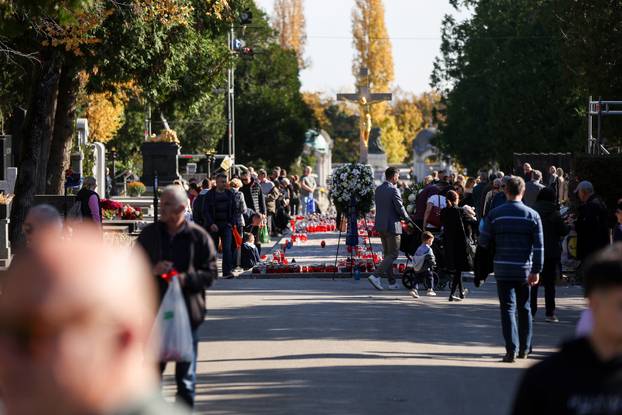 Zagreb: Svi sveti groblja poznatih osoba