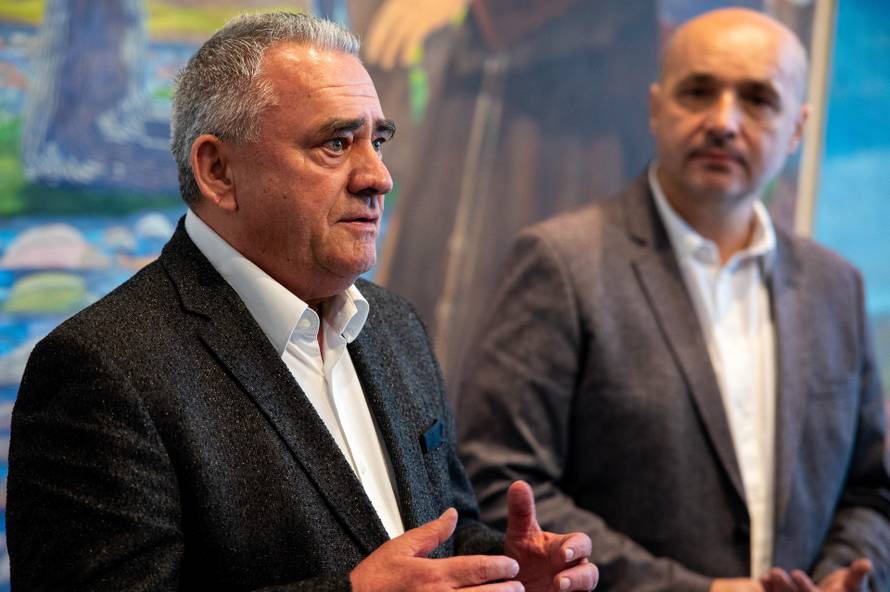 Zagreb: Otvorenje izložbe Tomislava Buntaka na kojoj predstavlja oltarni poliptih izrađen za crkvu sv. Antuna Padovanskog