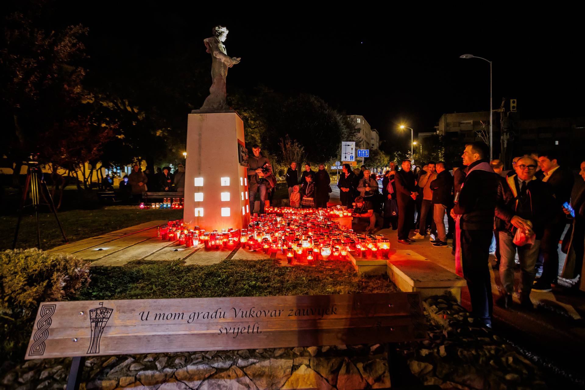 Split: Uoči spomendana na pad Vukovara zapaljeni lampioni na početku Vukovarske ulice