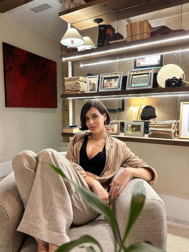 FOTO Zgodna stjuardesa hitno traži muža: Sama sam već 3 godine, želim da bude stariji...