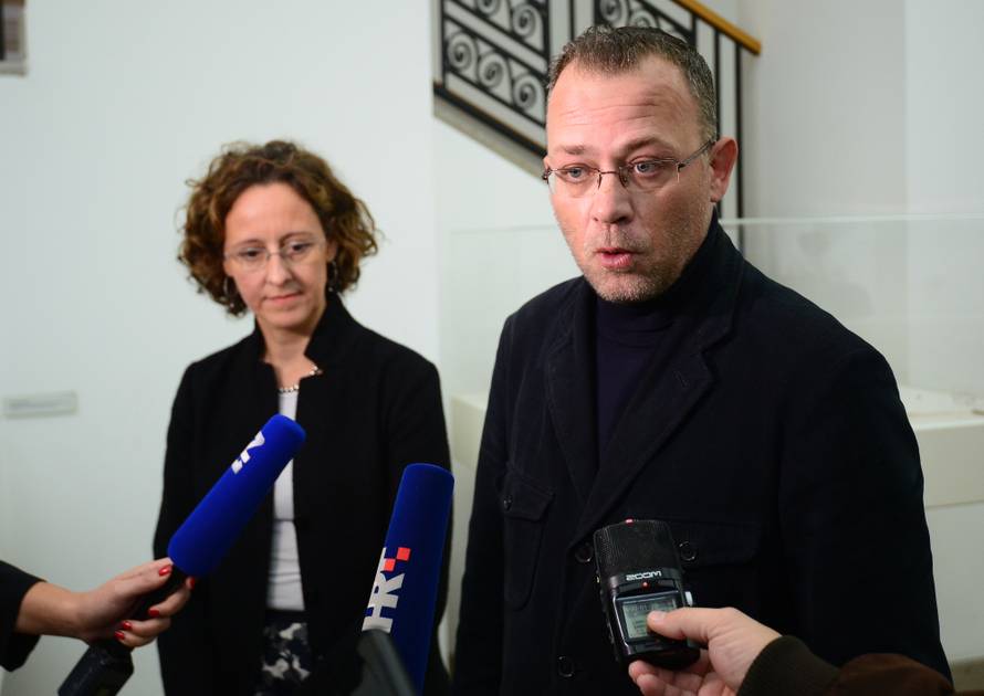 Kavalir Hasanbegović dočekao svoju nasljednicu s cvijećem