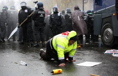 Prosvjed na ulicama Berlina: Na policiju bacali dimne bombe