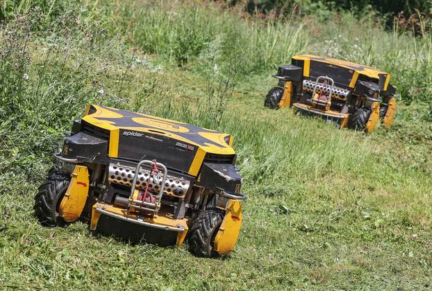 Gračani: Zagrebački Zrinjevac počeo je koristiti kosilice za travu na daljinsko upravljanje