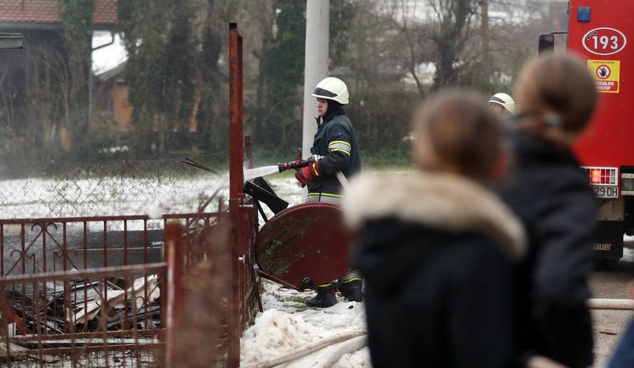 Drama kod Zagreba: Izvukla nepokretnog muža iz požara