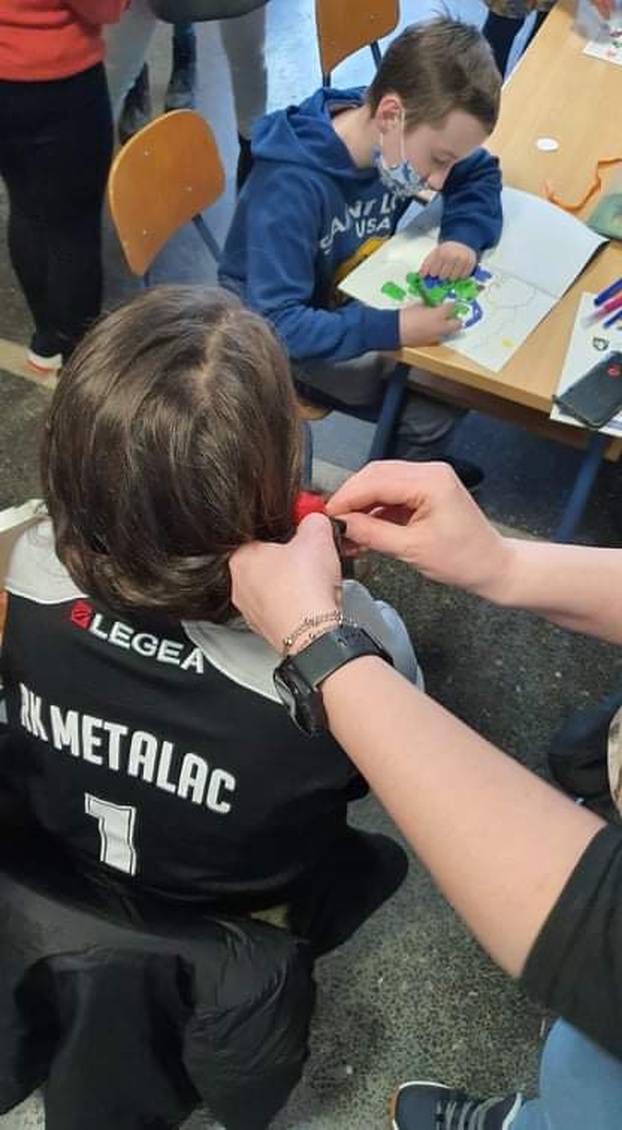 Frizeri volonteri iz svih krajeva Hrvatske stigli u Glinu i okolna mjesta: 'Neka šišanje započne!'