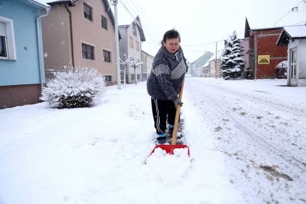 Pada već satima: Razne dijelove zemlje napokon je pokrio snijeg