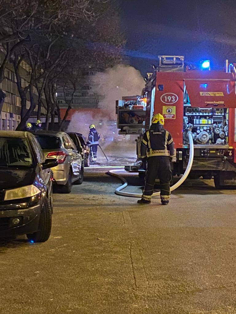 VIDEO Veliki požar u Utrinama, izgorjela tri auta: 'Eksplozije su se čule, vatra je šikljala svuda!'