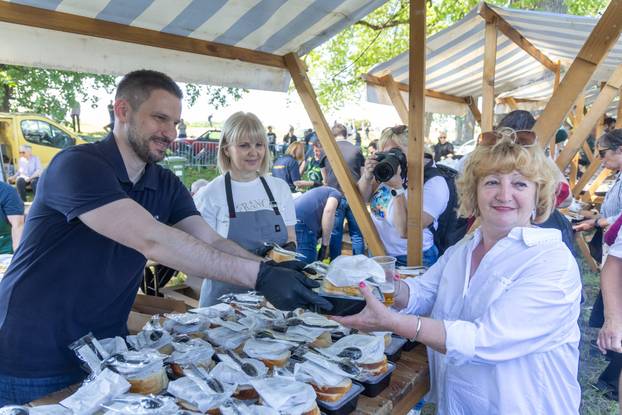 Osijek. Podjela graha na lijevoj obali Drave na Praznik rada