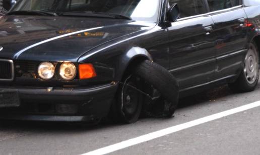 Što kad vam pukne gume usred vožnje? Jedna stvar svima pada napamet, ali to nemojte učiniti!