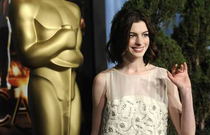 Anne Hathaway na dodjelu Oscara vodi svog tatu 