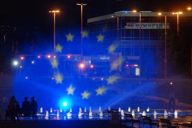 Zagreb: Projekcije zastava Hrvatske i EU u fontanama na Av. Ve?eslava Holjevca