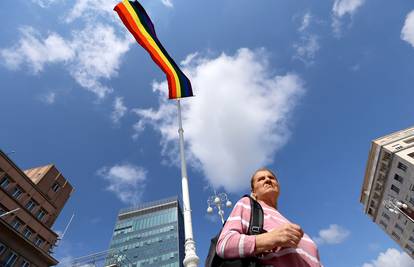 Zagrebačkim trgovima vijore se LGBTQ+ zastave, u subotu će se održati velika Povorka ponosa