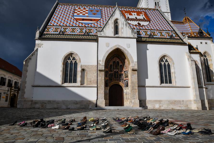 156 pari cipela, 156 ubijenih žena. Je li vam sada jasnije?