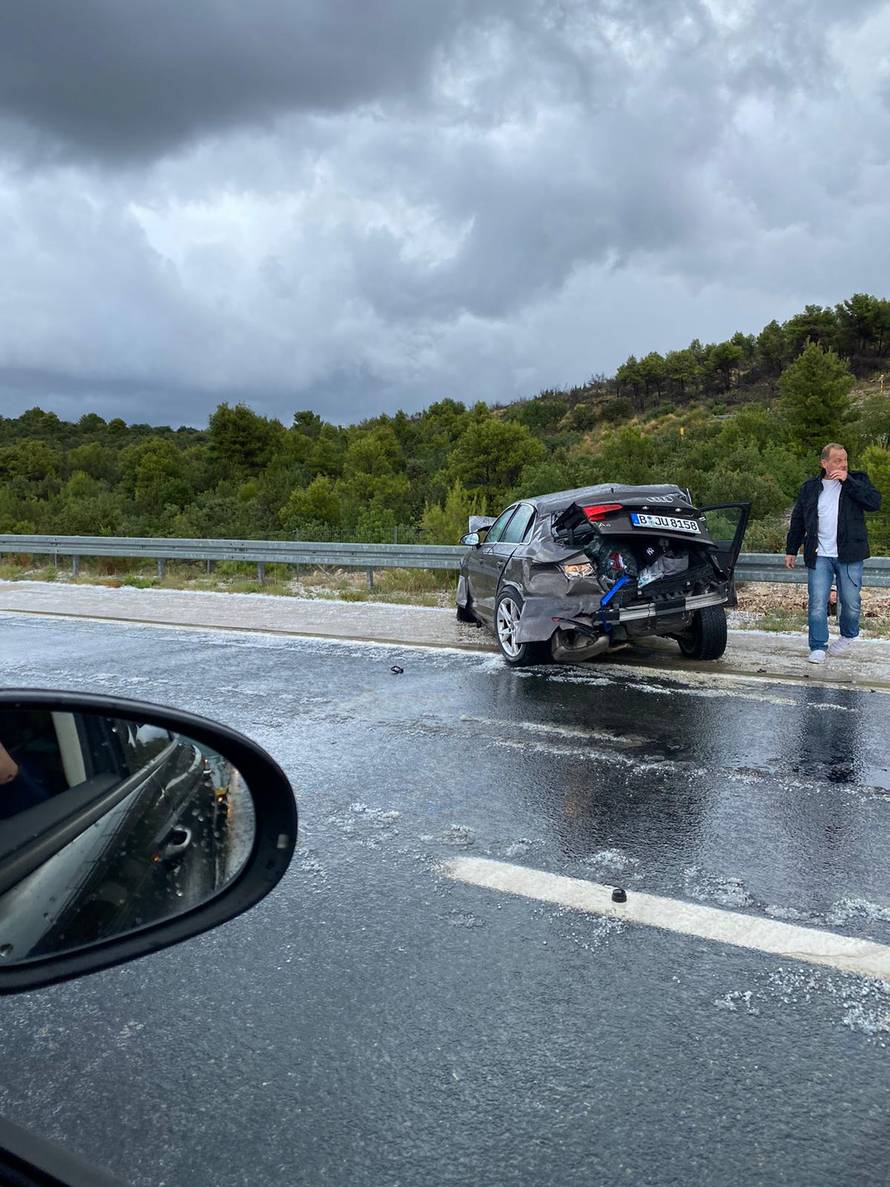 Četvero ljudi u bolnici: Usred tuče na A1 sudarila se tri auta