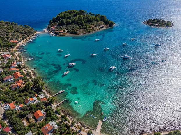 Pogled iz zraka na drevnu potopljenu cestu kod Korčule, po njoj su ljudi hodali prije 7.000 godina