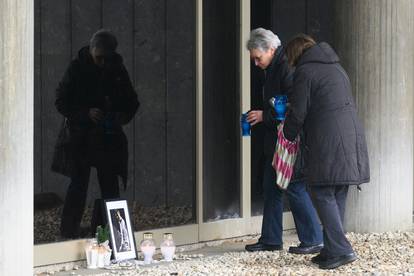 Zagreb: Građani se opraštaju od Massima Savića ispred KD Vatroslav Lisinski