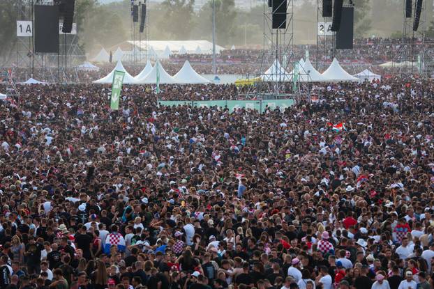 Zagreb: Obožavatelji zauzimaju mjesta unutar Hipodroma uoči početka koncerta