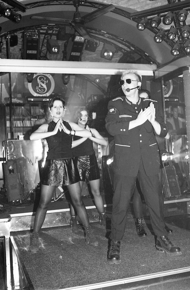 Zagreb: Pjevač Senna M na promociji spota albuma "Čovjek s neba", 11. mj 1995.