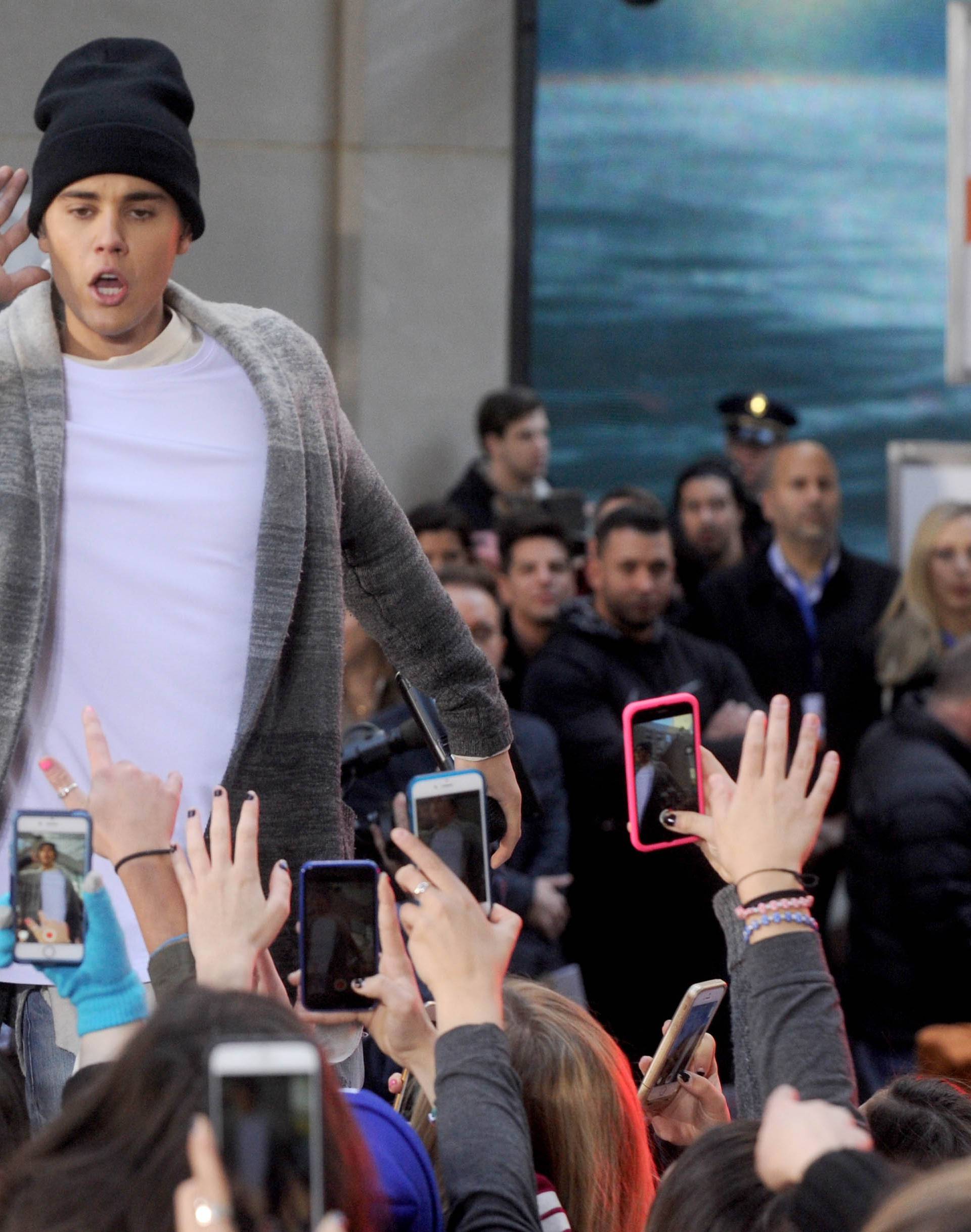 Kartonski J. Bieber 'dočekuje' obožavatelje za 14.000 kuna