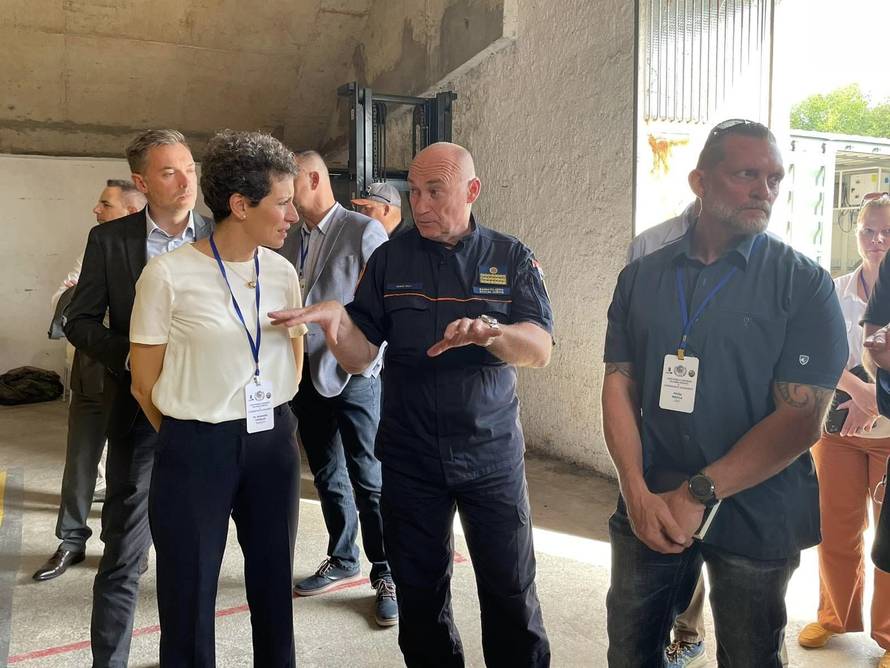 Trut više ne objašnjava svjetski priznatoj stručnjakinji. Sad joj predstavlja. Prepravio je status