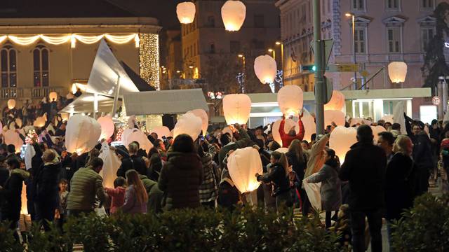 Šibenčani na prvi dan Nove godine puštali lampione dobrih želja s Poljane