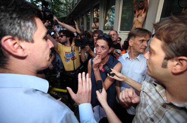 ARHIVA - 2010. Zagreb: Aktivisti za Varšavsku prosvjedovali pred sjedištem SDP-a 