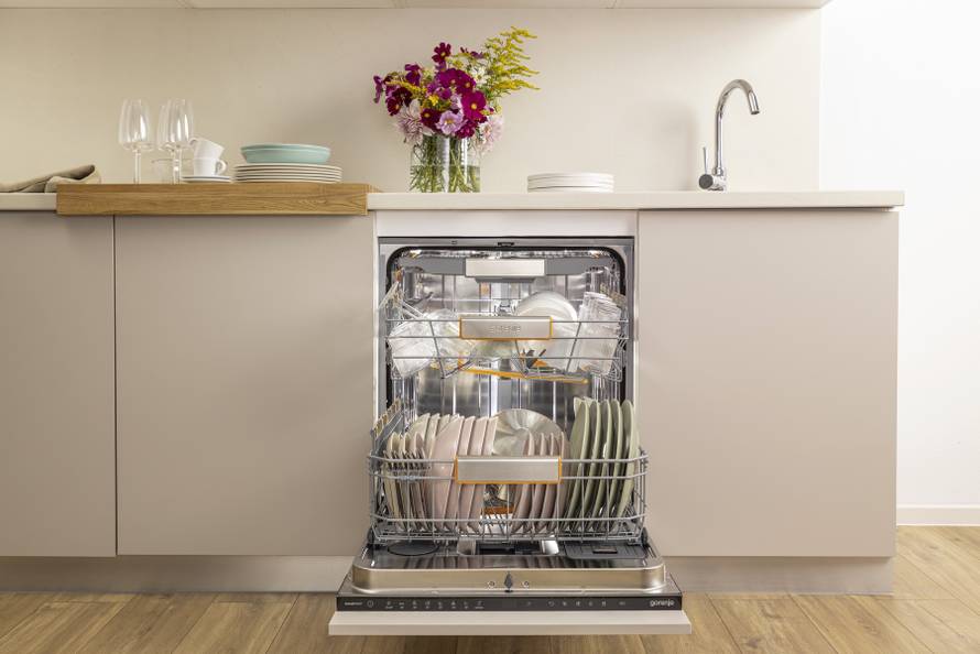 Tišina koja mijenja svakodnevicu: perilica posuđa koja radi dok vi odmarate