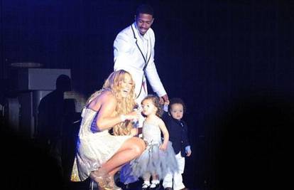 Mariah Carey na pozornici su se pridružili suprug i blizanci