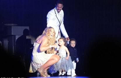 Mariah Carey na pozornici su se pridružili suprug i blizanci