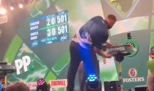 VIDEO &Scaron;kot izgubio od debitanta pa rukom gasio vatru i udarao u stol. Pogledajte trenutak ludila