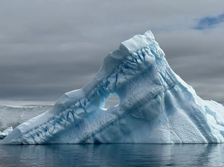 Kolinda objavila novu snimku ledenog skoka na Antarktici!