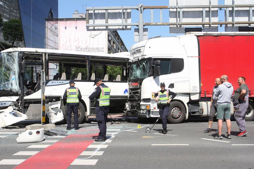Sudar kamiona i autobusa na križanju u Karlovcu, ima i ozlije?enih