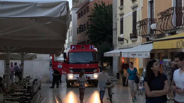 Vatrogasci uplašili turiste u Zadru, a gorjelo samo smeće