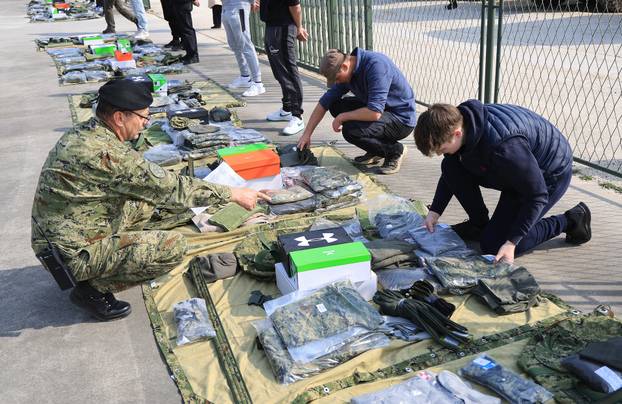 Ministar Anušić i general Kundid na prvom danu TVO-a na Slunju