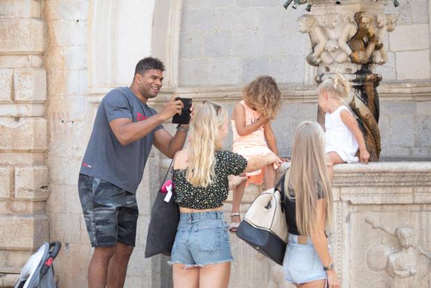 Alistair Overeem s obitelji u šetnji Dubrovnikom