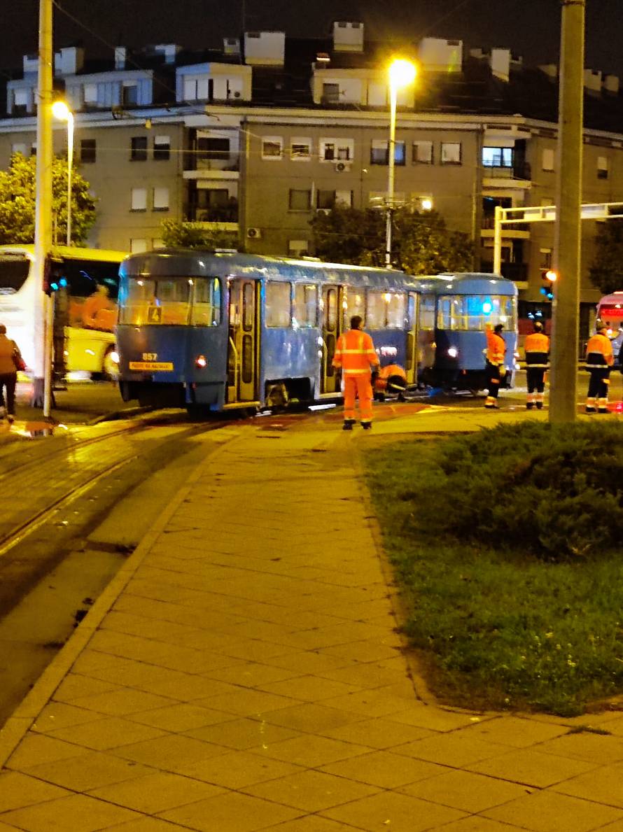 FOTO Jutarnji kaos u Zagrebu: U sudaru autobusa i tramvaja u Dupcu ozlijeđena su dva vozača