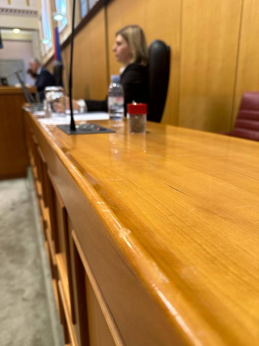 Oštećena mjesta gdje sjedi Vlada u Saboru