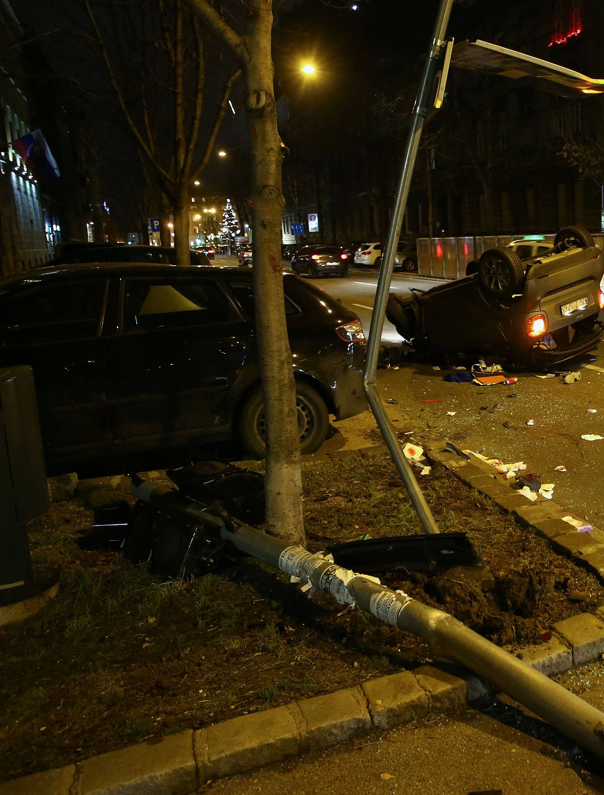 Užas u Zagrebu: Netko je ležao na cesti, semafor skroz uništen