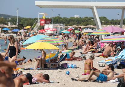 FOTO Plaža u Brodarici je krcata kupačima:  Toplinski val bliži se kraju, pogledajte ljetne prizore