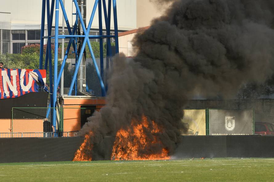 Šibenik: Utakmica prekinuta uslijed zapaljene ograde, gašenje u tijeku